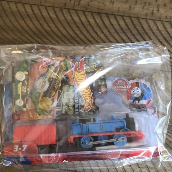 Thomas #1 Track Master Motorized Train 🚂 & a 2022 HappyNewYear collectible 🚗 - Picture 4 of 17
